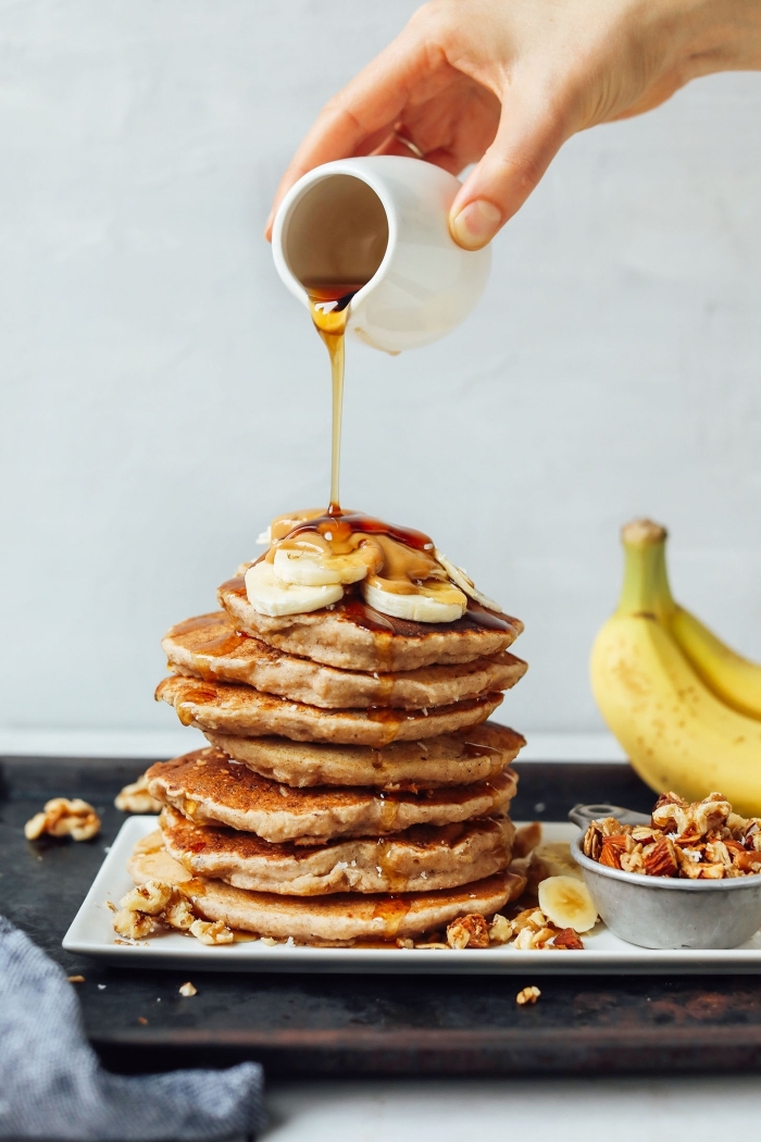 comment préparer des pancakes vegan ultra moelleux, recette healthy de pancakes vegan sans oeuf ni sucre ajouté, à la banane et noix