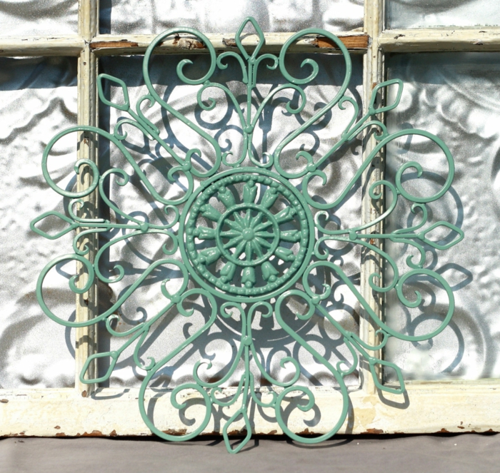 aménagement extérieur maison, élément en métal couleur vert menthe, type de mandale en style rétro,posée a cote d'un vieux cadre de fenêtre en peinture ivoire usée 