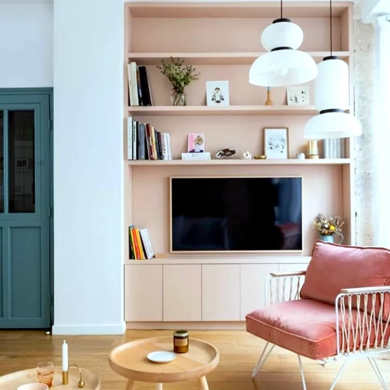 deco salon mur blanc et rose poudre chaise rose lampes blanches