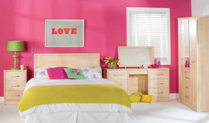 deco exotique pour un mur, flamant rose deco, mur en couleur acidulée, tableau décoratif avec l'inscription Love, meubles en bois clair, chambre d'enfant