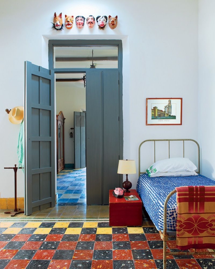 quelle couleur de peinture pour peindre une porte en bois, une chambre au look vintage avec une porte peinte en gris anthracite en contraste avec les accents colorés 