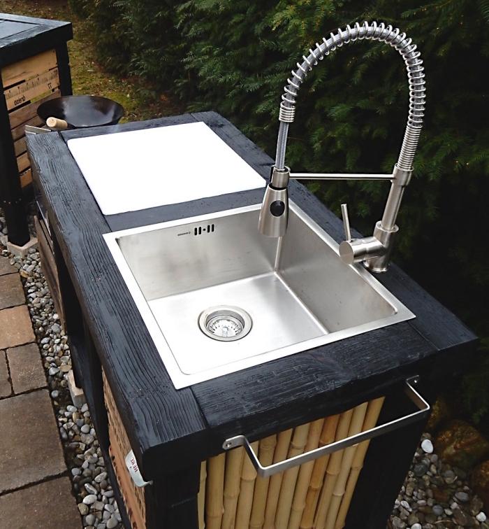 modèle de robinet extérieur avec bas de bambous et surface en bois solide peint en noir, modèle de robinet extérieur