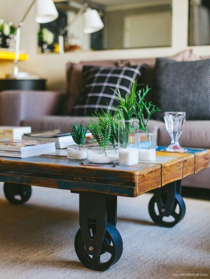 table palette à roulettes d'esprit atelier et d'aspect brut, décorée avec des mini plantes vertes 