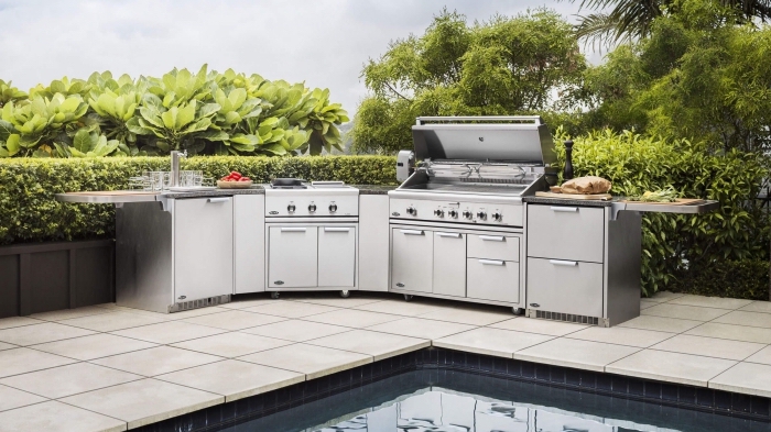 exemple de cuisine d'été avec modules en acier inoxydable, modèle de barbecue et plancha à gaz pour jardin