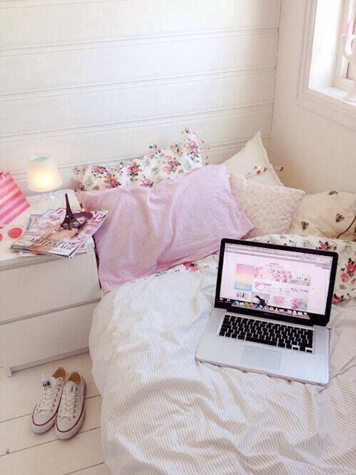 Rose poudree chambre à coucher ado rose poudré et blanc décoration douce et sucrée fille baskets converse ordinateur mac tour Eiffel décoratif