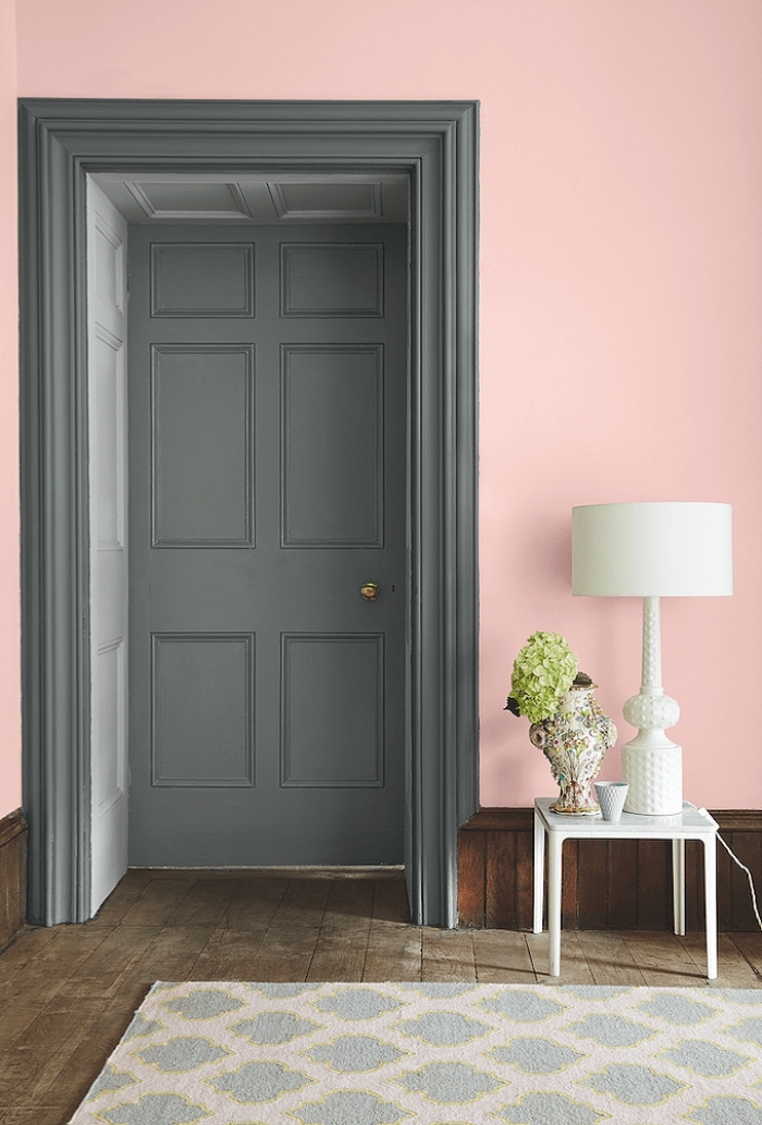 quelle peinture porte intérieure pour un effet de profondeur, porte et encadrement peints en gris anthracite