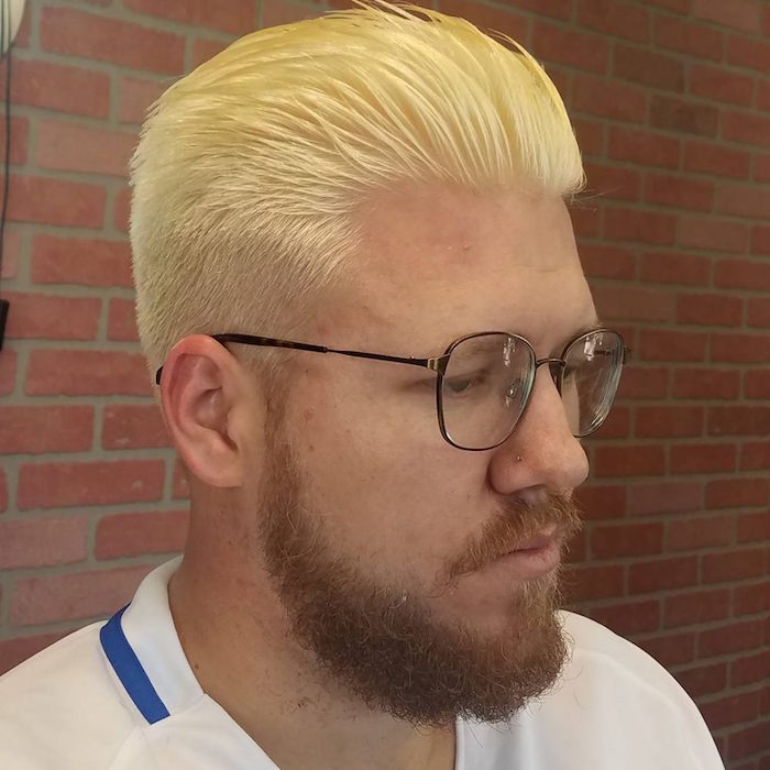 coloration blond platine homme avec coiffure en arriere et barbe rousse