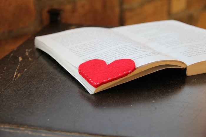 idée de cadeau saint valentin a faire soi meme, décoration coin de page, marque page diy en coeur en feutrine rouge