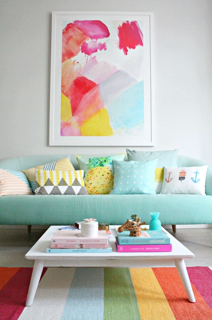 une déco de salon haute en couleur en nuances pastel et teintes acidulées pour dynamiser l'intérieur et lui donner un air de vacances