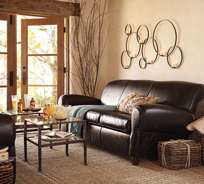 intérieur rustique aux murs et tapis beige avec meubles canapés en cuir foncé et petite décoration murale en forme cercles en fer