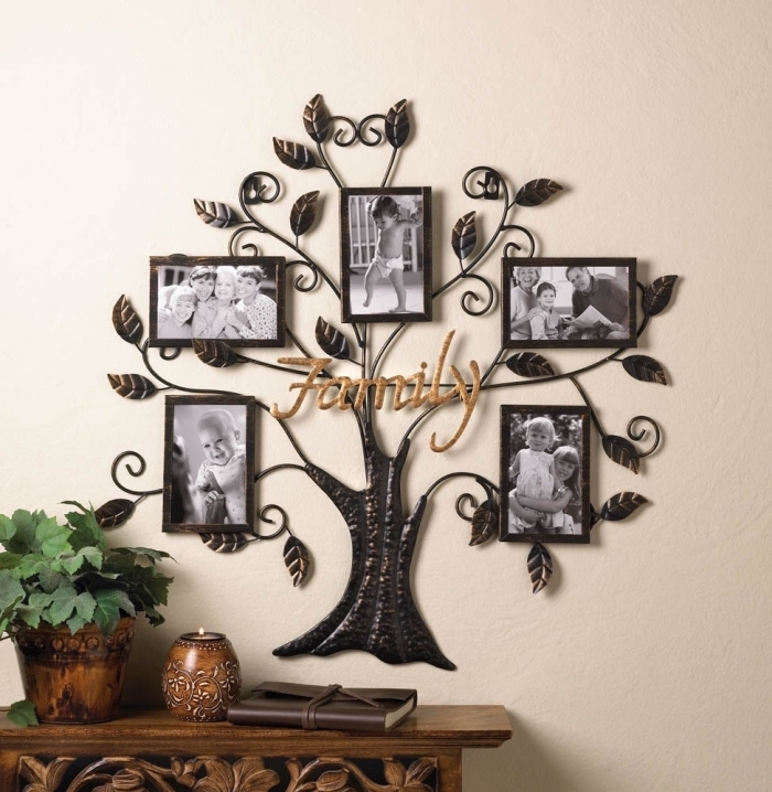 modèle d'armoire ancienne de bois brut foncé décorée avec pot à fleur et bougeoir en bois, exemple de décoration murale metal en forme arbre famille avec cadres photos