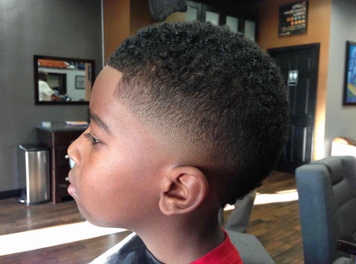 coupe courte dégradé pour enfant garçon noir américain avec cheveux crépus