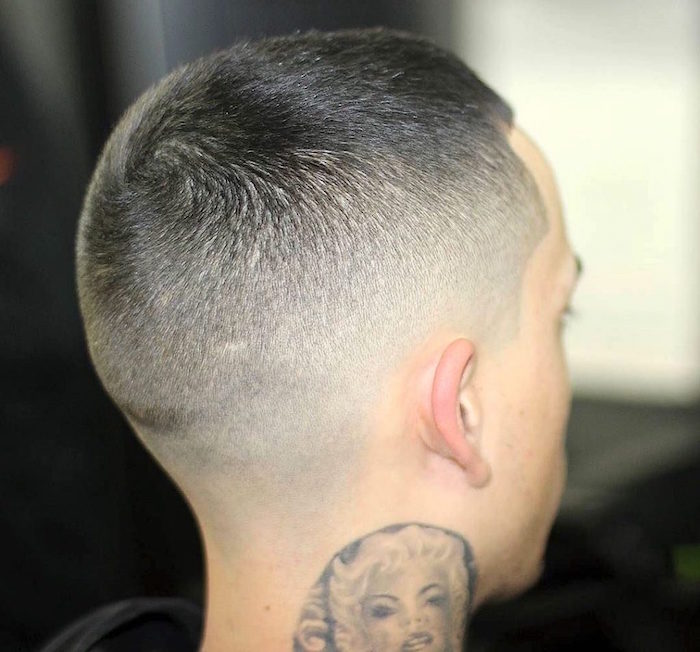 coiffure américaine homme en fondu dégradé court américain avec tattoo marilyn dans le cou