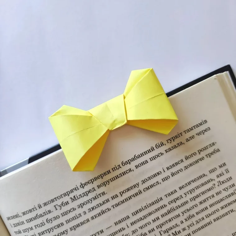 diy papillon noeud papier pliage feuille jaune page livre