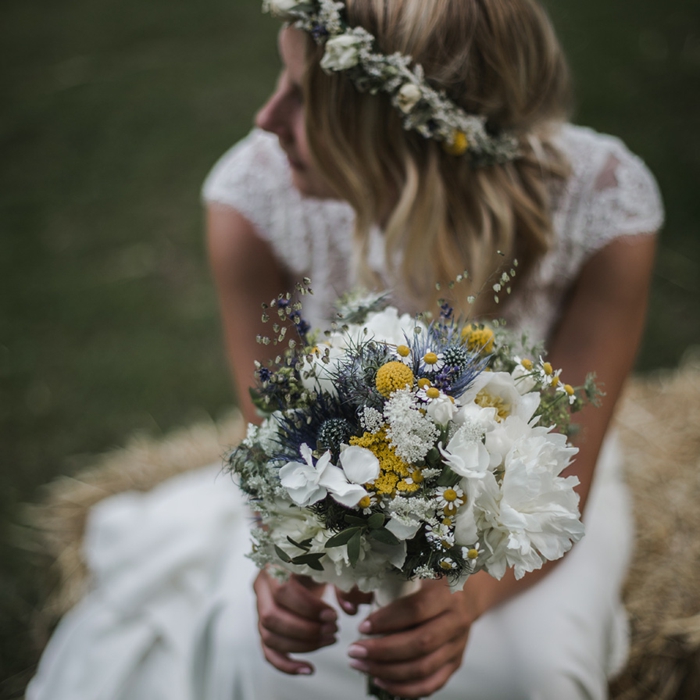 joli bouquet avec des fleurs des prés, une mariée hippie chic douce avec couronne de fleurs