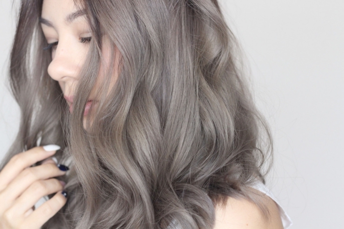 coloration de cheveux tendance gris cendré sur cheveux de base foncé, manucure ongles longs en blanc et noir