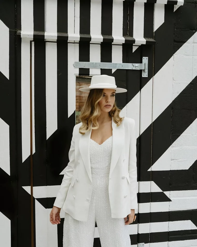 ensemble blanc femme blazer combinaison brillante capeline