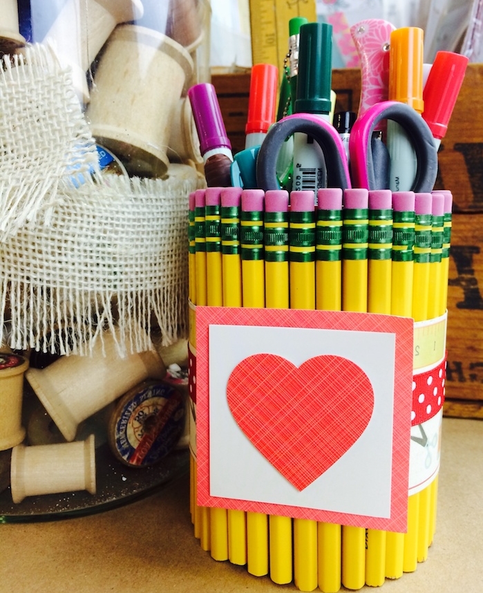 pot à crayon diy en crayons collés ensemble pour ranger des fournitures de bureau, cadeau maitresse fin d année