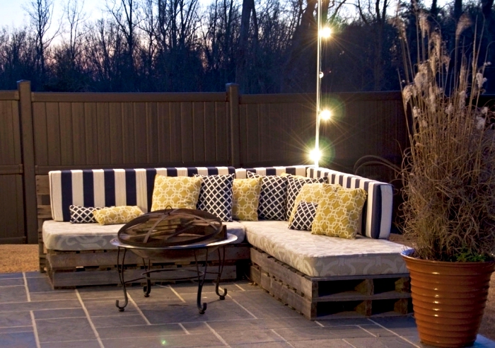 modèle de canapé palette pour coin extérieur au sol en carrelage gris et éclairage extérieur, meuble DIY d'angle