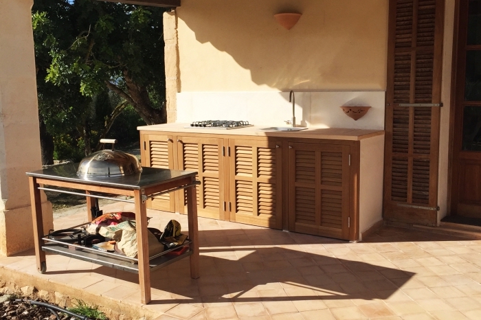 exemple cuisine de bois extérieure avec robinet et plancha à gaz, meuble cuisine de jardin avec armoires de bois