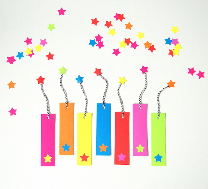 marque page personnalisé en bandes de papier coloré à motif étoile colorée, bricolage enfant et ado facile
