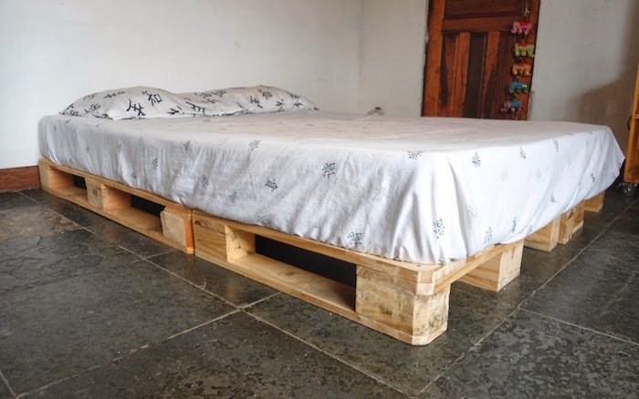 faire un lit avec sommier avec trois palettes, deux en largeur, une et demie en longueur