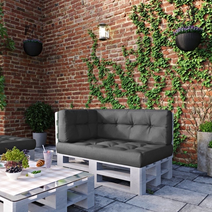 exemple de mur végétal extérieur dans un coin de jardin stylé aménagé avec meubles table basse et canapé diy