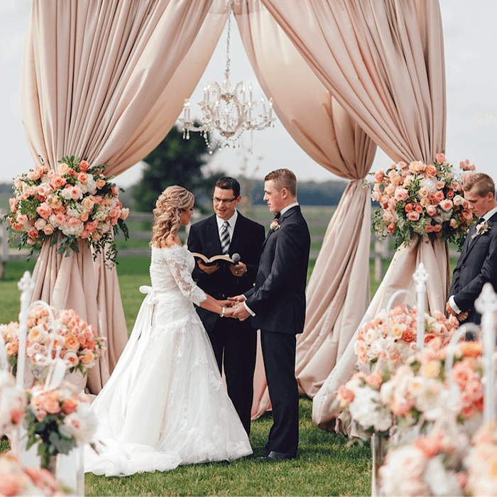 photo mariage fleuri en plein air à l'américaine payé avec un crédit à la consommation en ligne