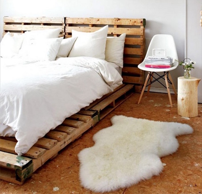 lit pour déco rustique en palettes basses dans chambre style scandinave