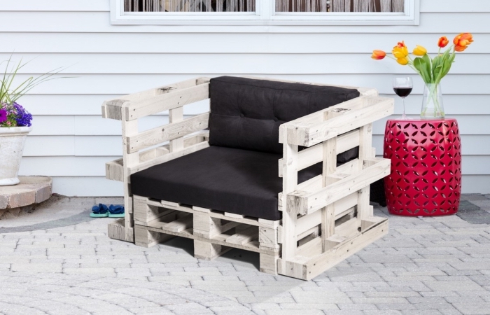 modèle de fauteuil fait main avec palettes de bois et housse noire, idée comment fabriquer meuble avec palettes