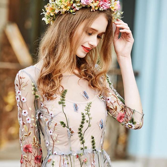 Idée de vetement hippie chic robe été longue comment s habiller demain robe femme avec couronne de fleur sur la tete robe dentelle fleurie 
