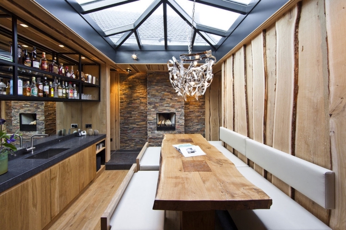 déco de style rustique et moderne avec plafond gris anthracite et parquet bois, rangement cuisine meuble fer 