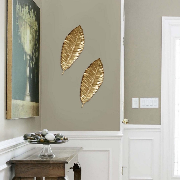 idée comment aménager un couloir aux murs taupe et blanc avec pièce décorative à finition doré en forme de peinture et feuilles