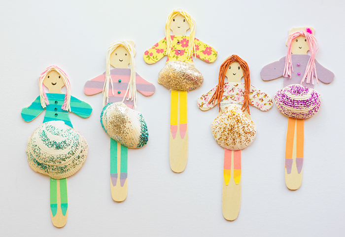 activité manuelle 4 ans, petites poupées en batonnets de bois avec des jupes en coquilles et des cheveux en fils de laine