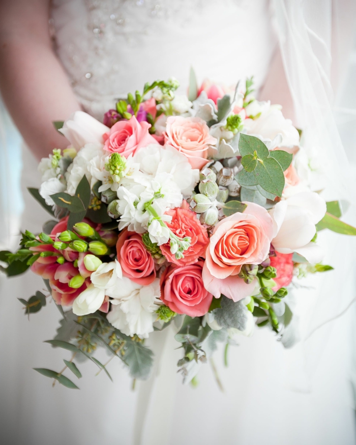 bouquet champêtre en rose et blanc, feuillage vert, bouquet fleurs douces et délicates
