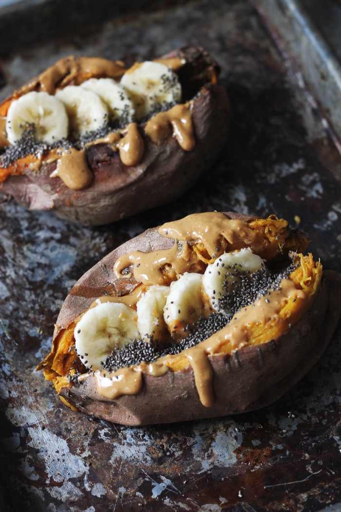 régime vegan recette de patate douce au four garnie de banane, beurre de cacahuète et graines de chia