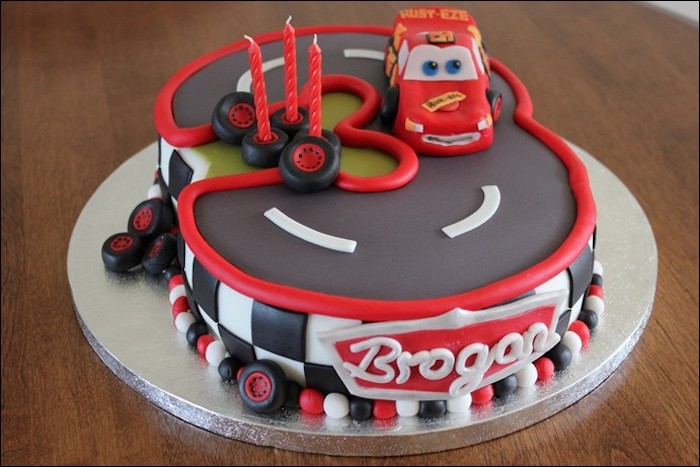 Gateau anniversaire 3 ans dessert facile et rapide beaux gâteaux idée déco gâteau mac queen voiture rouge pixar 