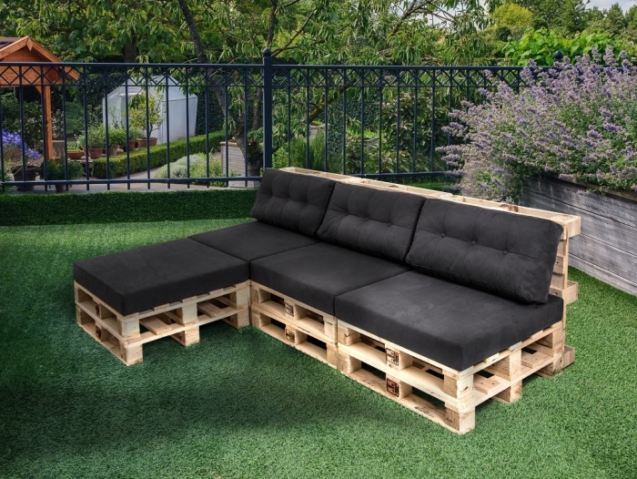 exemple comment décorer un coin extérieur avec meuble en bois de palette couvert de housse siège et dos noire