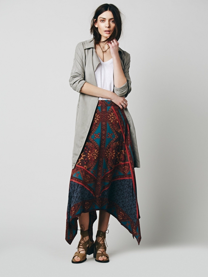 mode femme hippie chic en jupe longue de couleur bleu et marron combiné avec top blanc et blazer long en gris clair