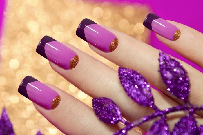 nail art à design français avec vernis de base violet clair et bouts en vernis violet foncé à déco demi-lune en or
