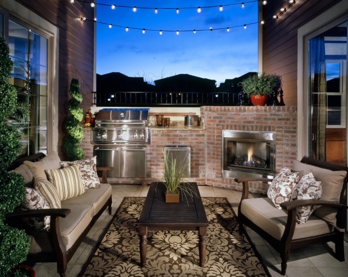 déco de balcon ou terrasse avec petite cuisine en pierre équipée de barbecue et cheminée en acier inoxydable
