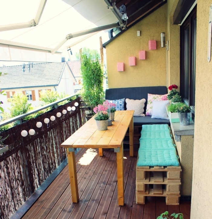 comment décorer balcon ou terrasse avec meuble en palette facile à faire soi-même, objet de déco en rose et vert