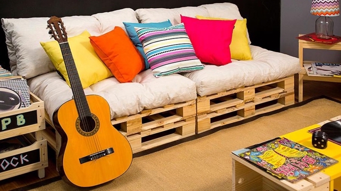 déco de studio étudiant avec meubles en palettes et accessoires coussins colorés, modèle de canapé en bois DIY