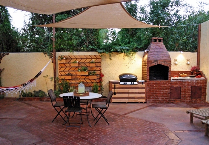 déco de jardin avec hamac suspendu et coin de petite cuisine équipée de barbecue grille en briques rouges