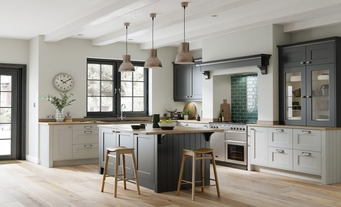 déco de cuisine grise et bois au plafond blanc avec poutres et parquet bois clair, aménagement cuisine d'angle