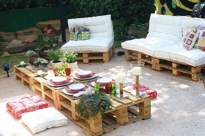 fabriquer meuble avec palettes pour aménager un coin extérieur avec bancs et tables basse en bois fait main