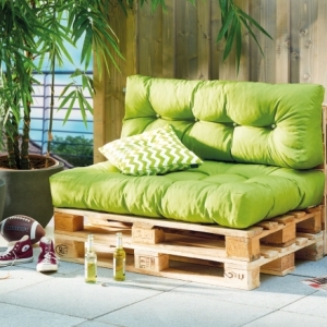 Place assise supplémentaire avec un mobilier DIY – fauteuil, canapé ou banquette en palette