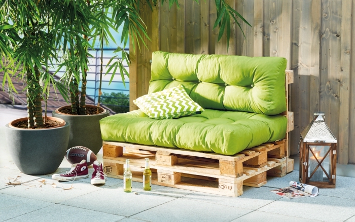 modèle de canapé facile à fabriquer soi-même en palettes de bois, coin repos extérieur avec plantes vertes et mobilier bois DIY