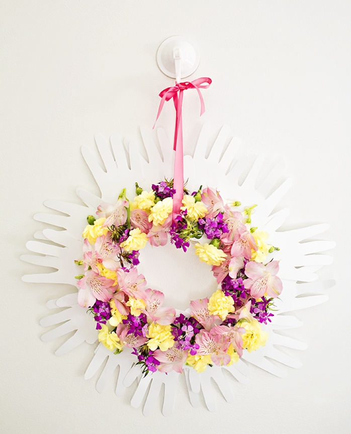 couronne d empreintes de main en papier et fleurs colorés accrochés sur un ruban rose, cadeau maitresse fin d année