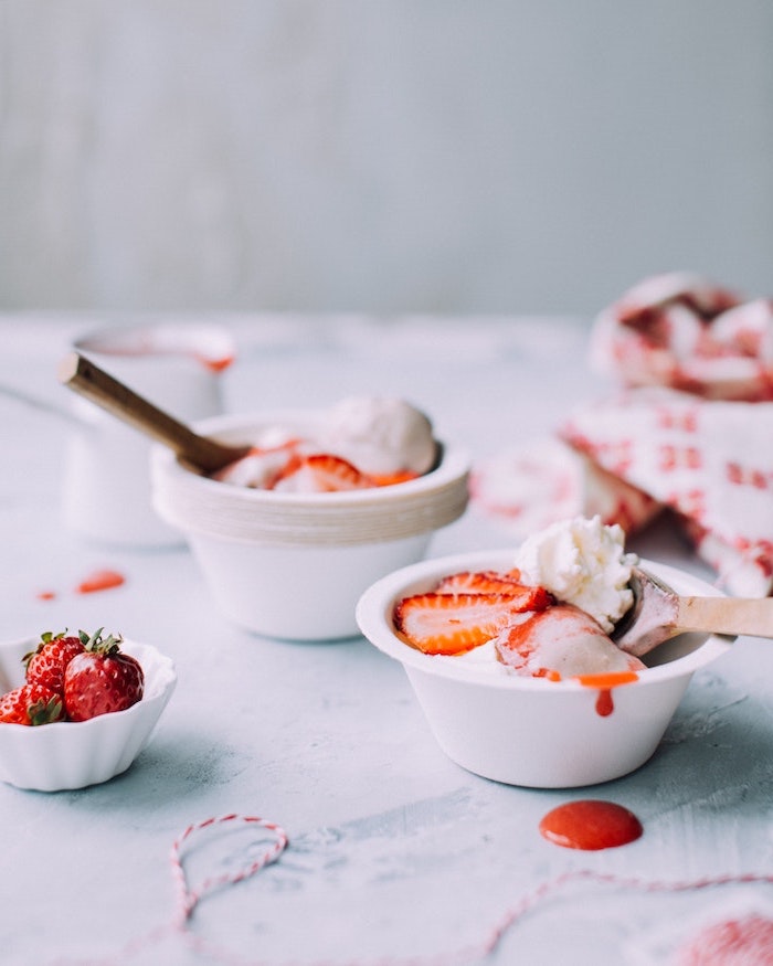 Crème glacée diététique à la noix de coco glace moins calories glace légère fraises et lait épais cool idée